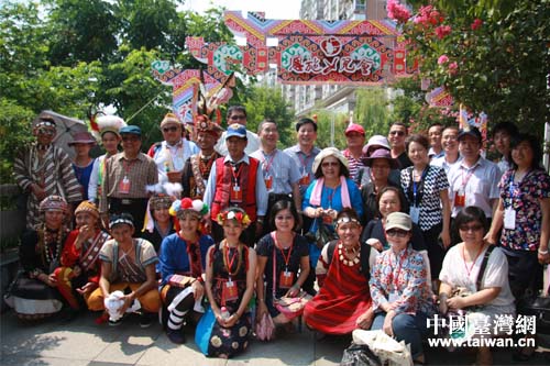 台湾少数民族参访团参加恩施女儿会游园相亲活动