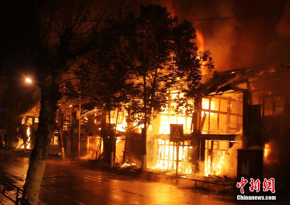 四川夹江一棚户区火灾损失惨重