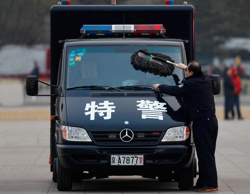 两会安保最酷特警消防专用车辆亮相