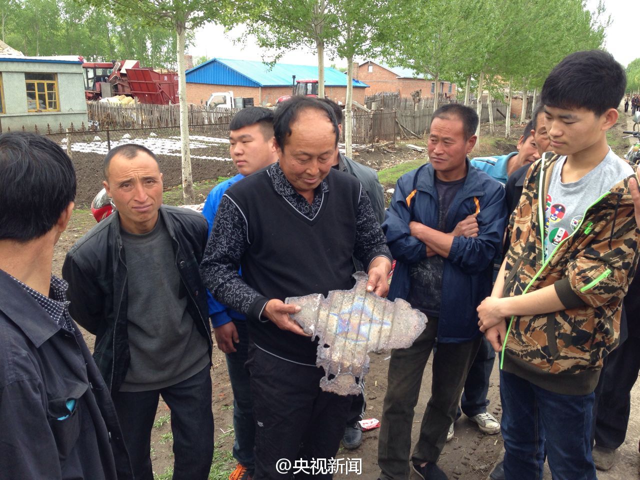 明飞行物体从天而降,先后坠入黑龙江省齐齐哈尔市下辖的依安县和拜泉