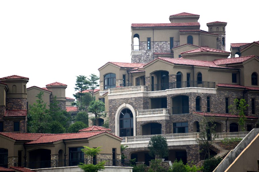 南宁现大量烂尾别墅和空置豪华别墅群 阴森恐怖形似鬼屋