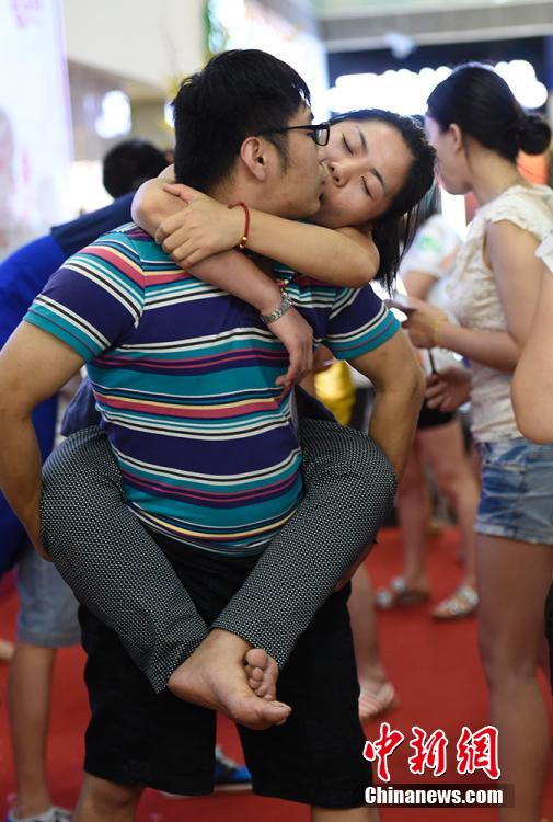 南京举办接吻大赛 情侣各显"高招"