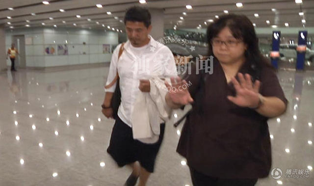 柯震东父母抵达北京 柯父回应：不会怪房祖名