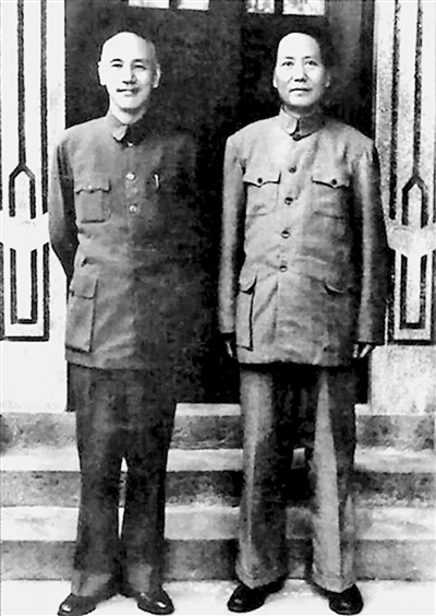 毛泽东与蒋介石合影(资料图)