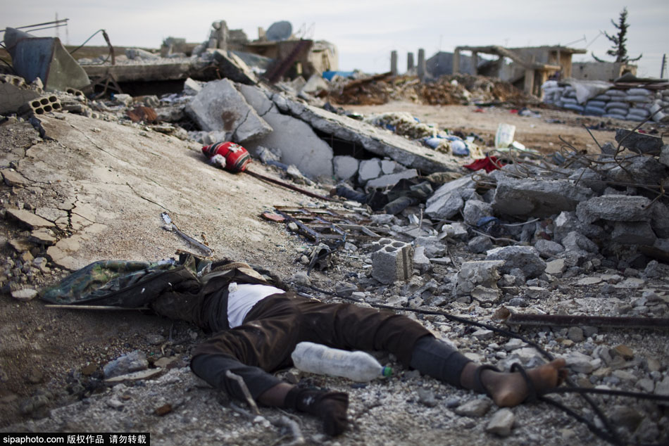 叙利亚工作队收集尸体掩埋乱葬岗 叙利亚工作队收集尸体掩埋乱葬岗