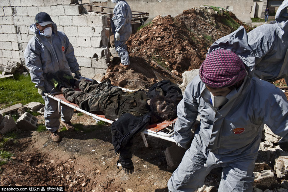 叙利亚工作队收集尸体掩埋乱葬岗 叙利亚工作队收集尸体掩埋乱葬岗