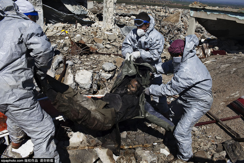 叙利亚工作队收集尸体掩埋乱葬岗 叙利亚工作队收集尸体掩埋乱葬岗