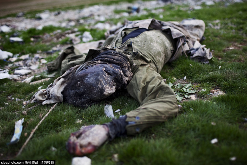 叙利亚工作队收集尸体掩埋乱葬岗 叙利亚工作队收集尸体掩埋乱葬岗