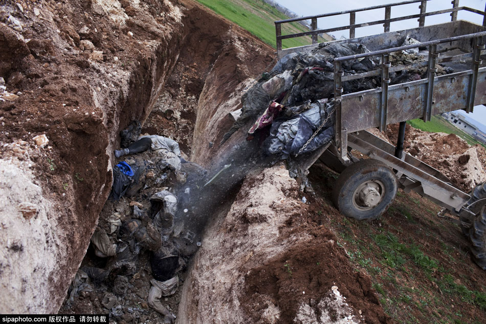 叙利亚工作队收集尸体掩埋乱葬岗 叙利亚工作队收集尸体掩埋乱葬岗