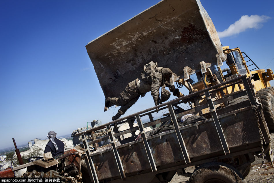 叙利亚工作队收集尸体掩埋乱葬岗 叙利亚工作队收集尸体掩埋乱葬岗