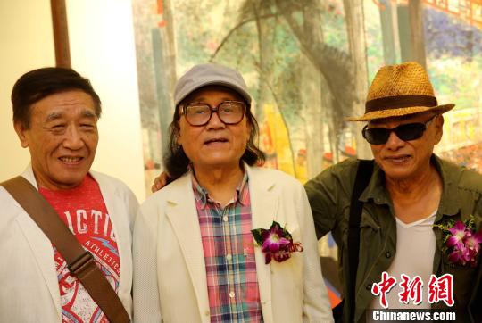 石齐(中)与台湾文艺界名人凌峰(右,张帝(左)相见欢 黄少华 摄
