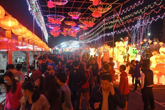 台湾同胞在春节庙会上感受四川味道