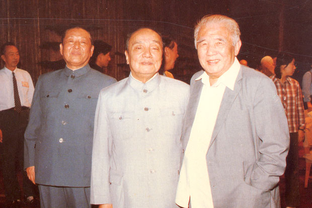 杨尚昆与习仲勋和唐生明.jpg