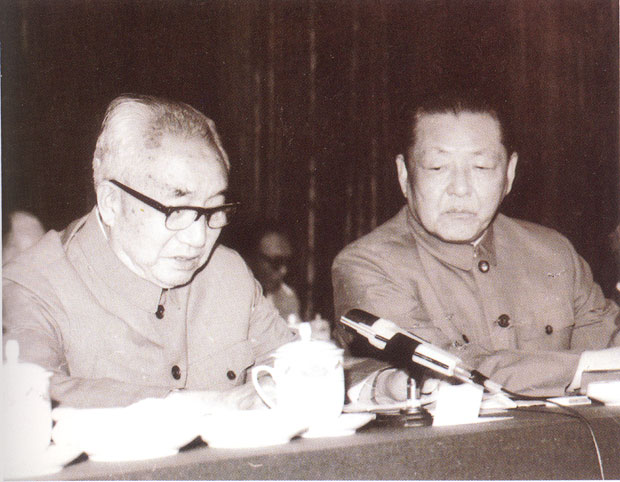 徐向前讲话，右为习仲勋.jpg