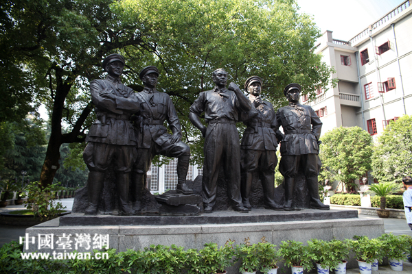 2.八一起义纪念馆内周恩来等革命领导人的铜雕.jpg