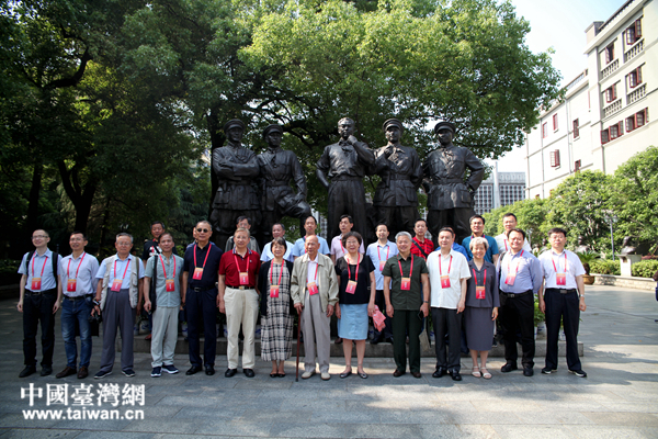 黄埔军校同学会会长林上元与参加第十三届黄埔论坛的部分成员在南昌八一起义纪念馆前合影。