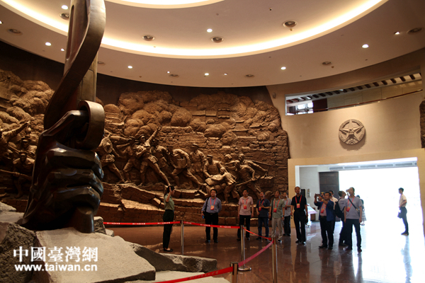 参加第十三届黄埔论坛的部分成员参访南昌八一起义纪念馆，听讲解员讲述那段峥嵘历史。